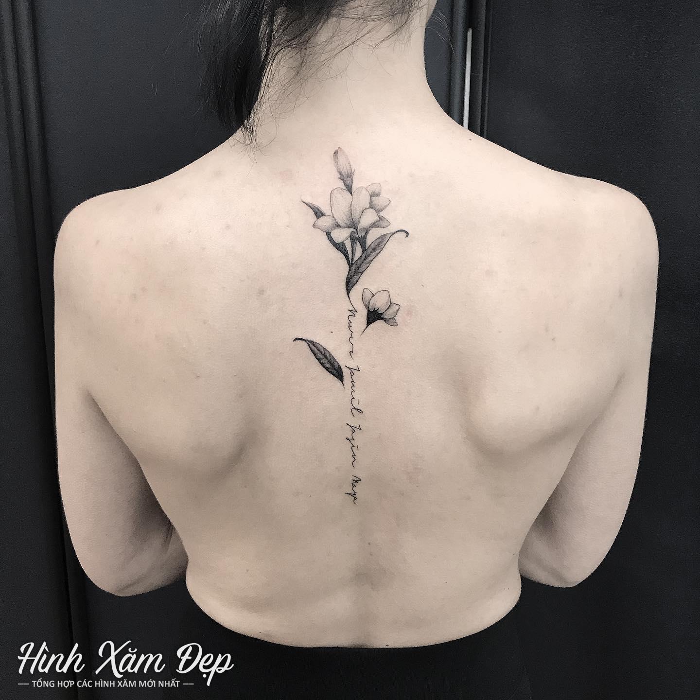 Hình xăm hoa loa kèn và chữ sống lưng
