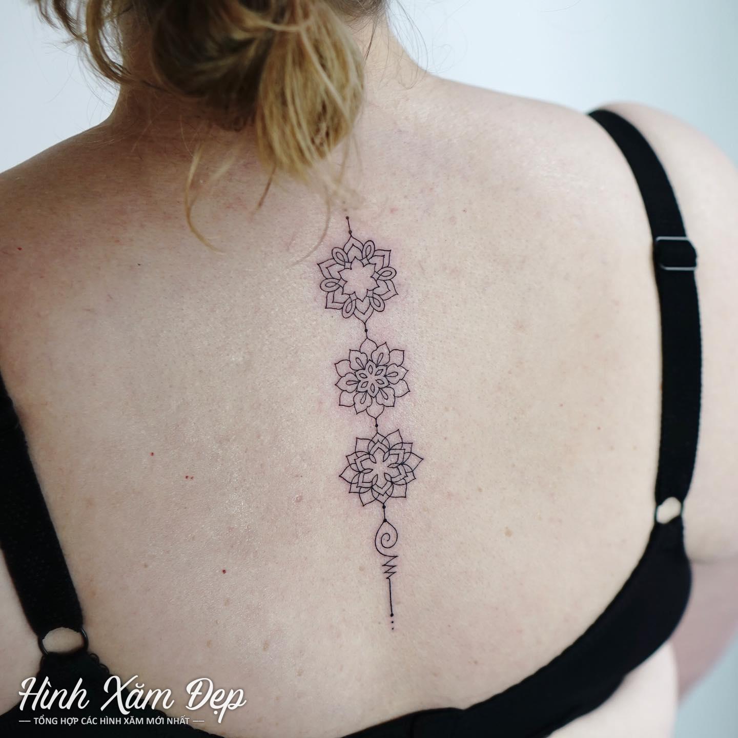 Hình xăm hoa mandala dọc sống lưng