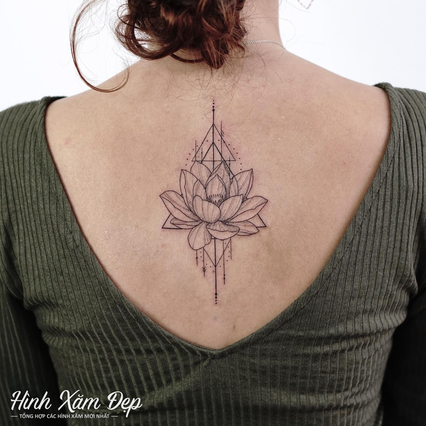 Hình xăm hoa mandala ở lưng cho nữ