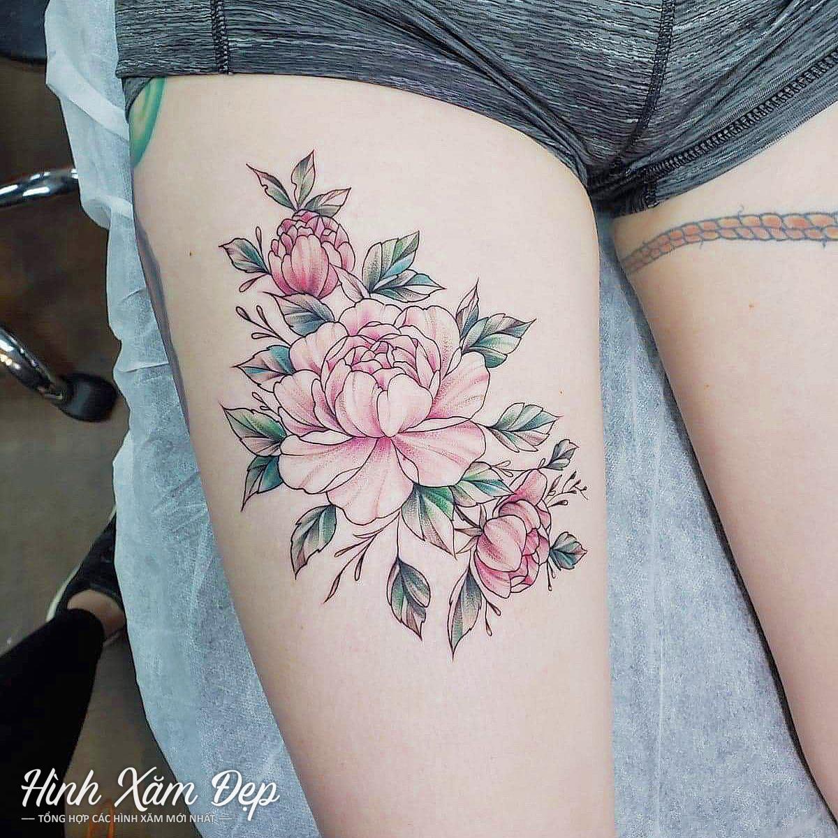 Hình xăm hoa mẫu đơn bắp đùi