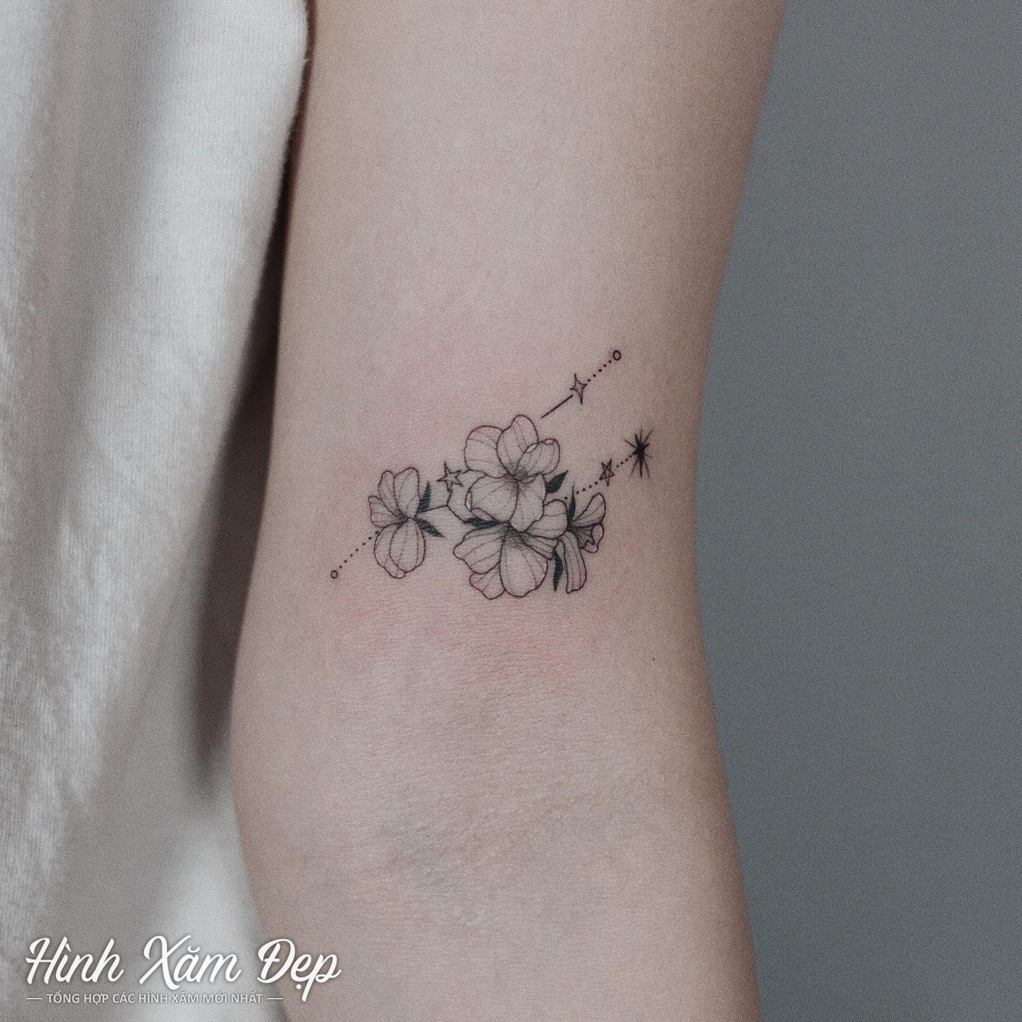Hình xăm hoa mini bắp tay (3)