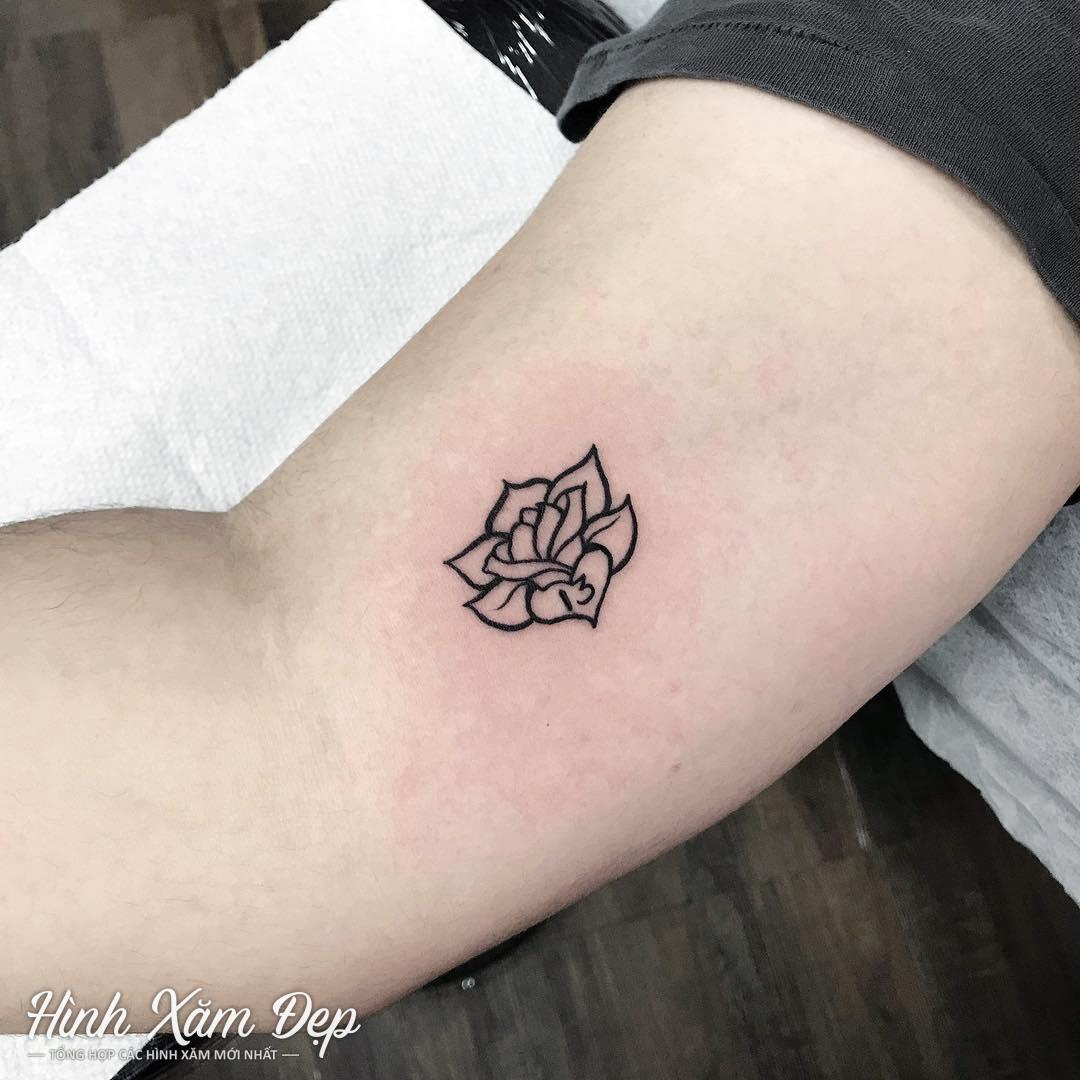 Hình xăm hoa mini bắp tay nữ