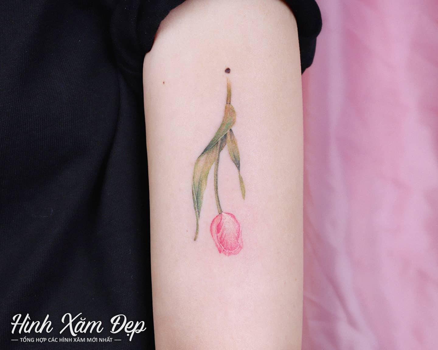 Hình xăm hoa mini bắp tay