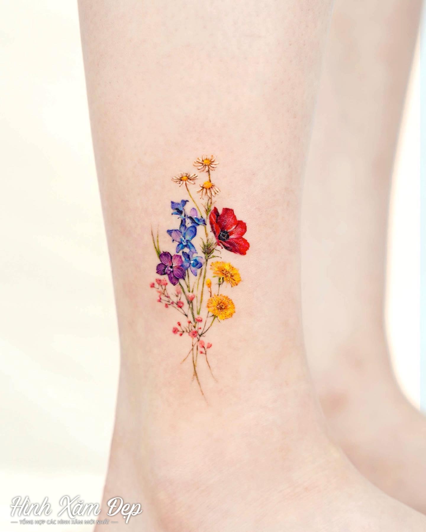 Hình xăm hoa mini cổ chân