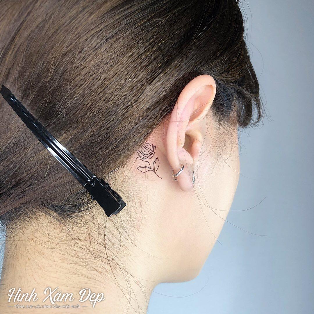 Hình xăm hoa mini ở gáy cho nữ