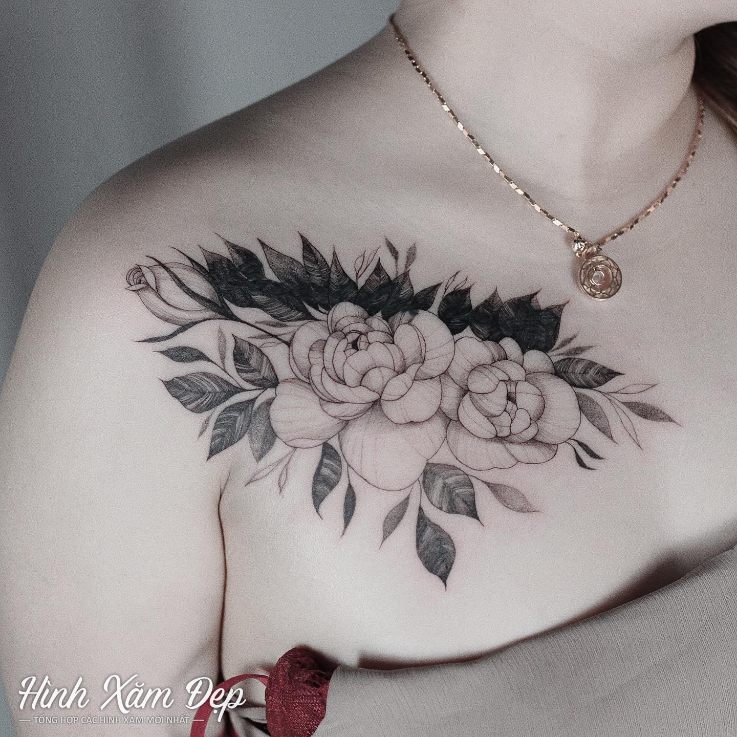Hình xăm hoa ngực
