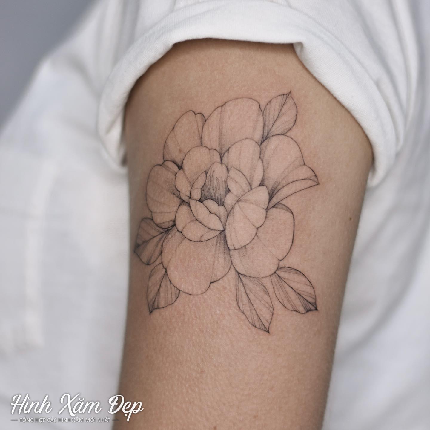 Hình xăm hoa nở bắp tay nữ