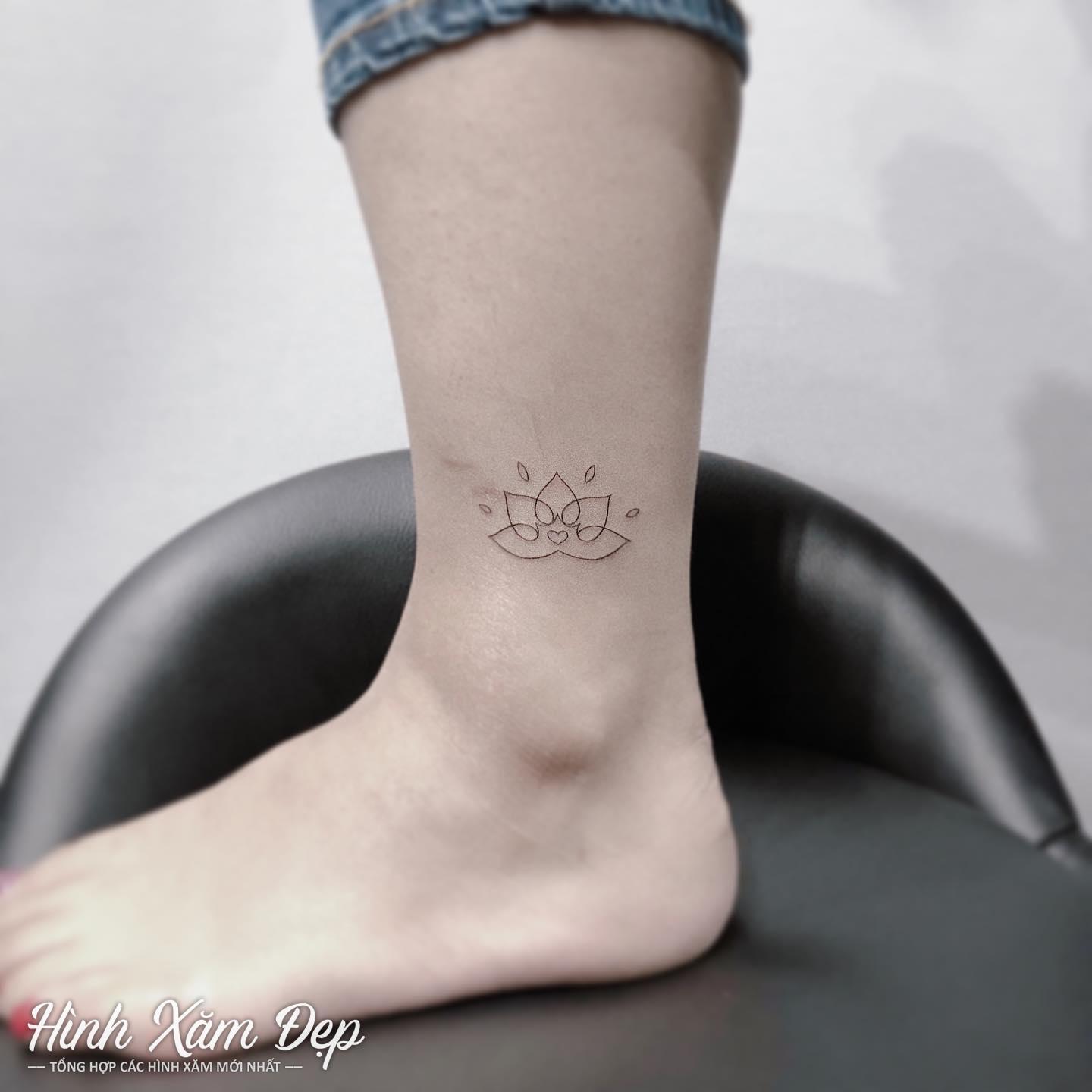 Hình xăm hoa sen kích điệu mini cổ chân