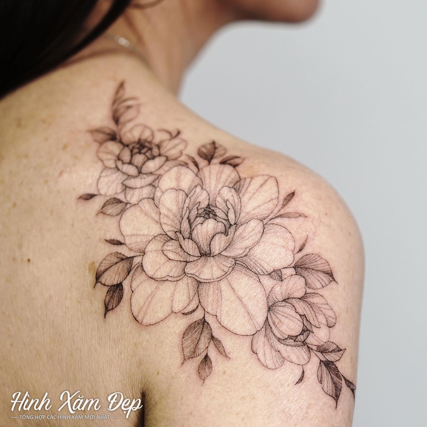 Hình xăm hoa tỉa bắp vai