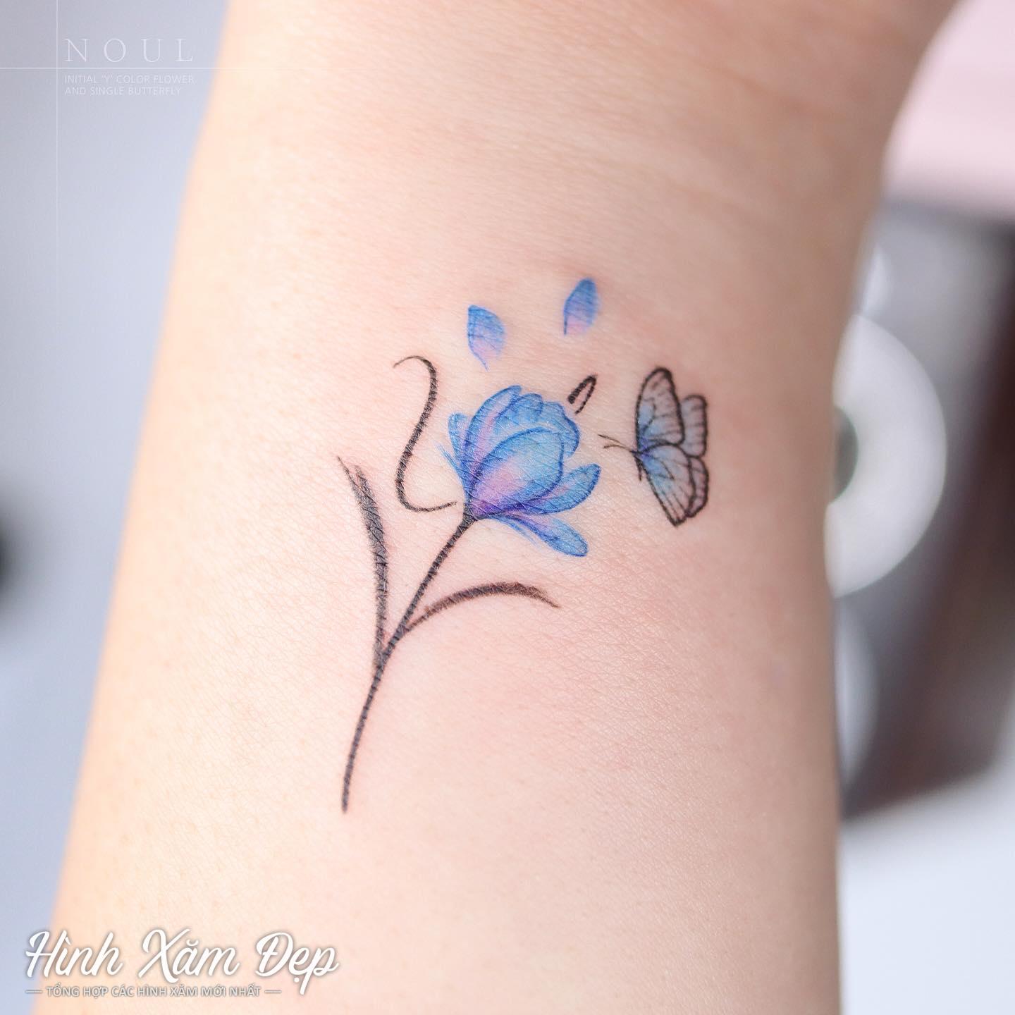 Hình xăm hoa và bướm mini cổ tay