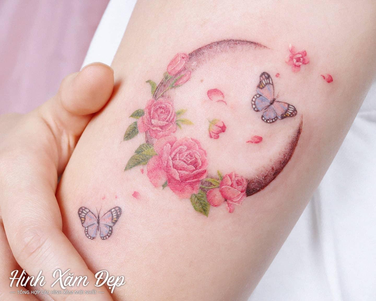 Hình xăm hoa và mặt trăng bắp tay