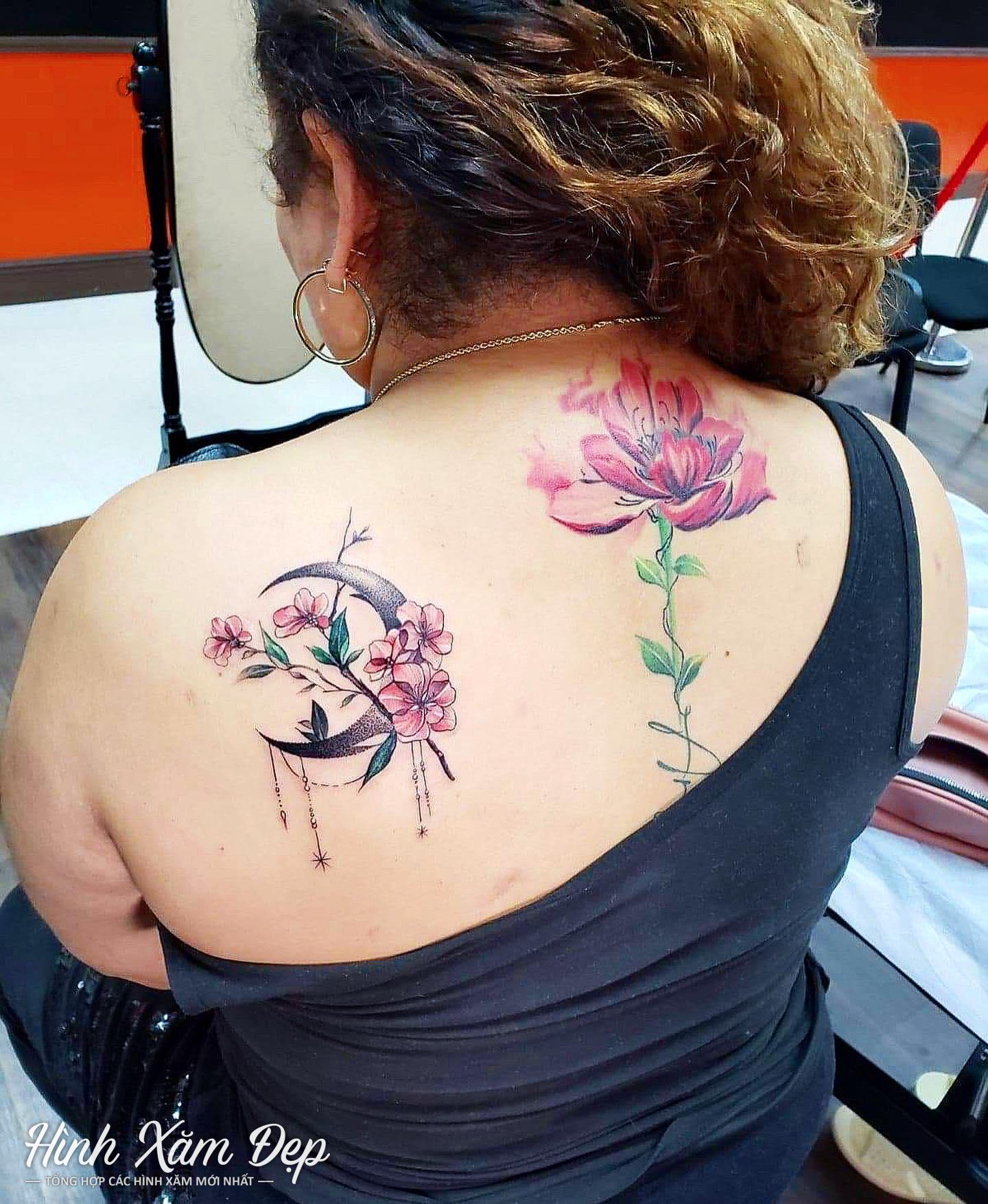 Hình xăm hoa và mặt trăng lưng