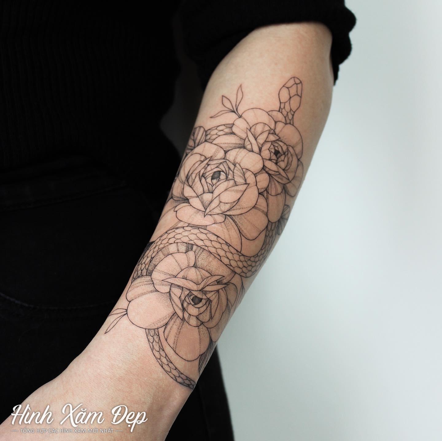 Hình xăm hoa và rắn cánh tay