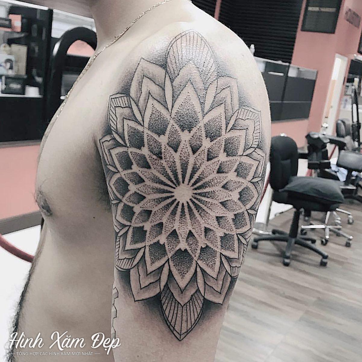 Hình xăm hoa văn bông hoa bắp tay cho nam