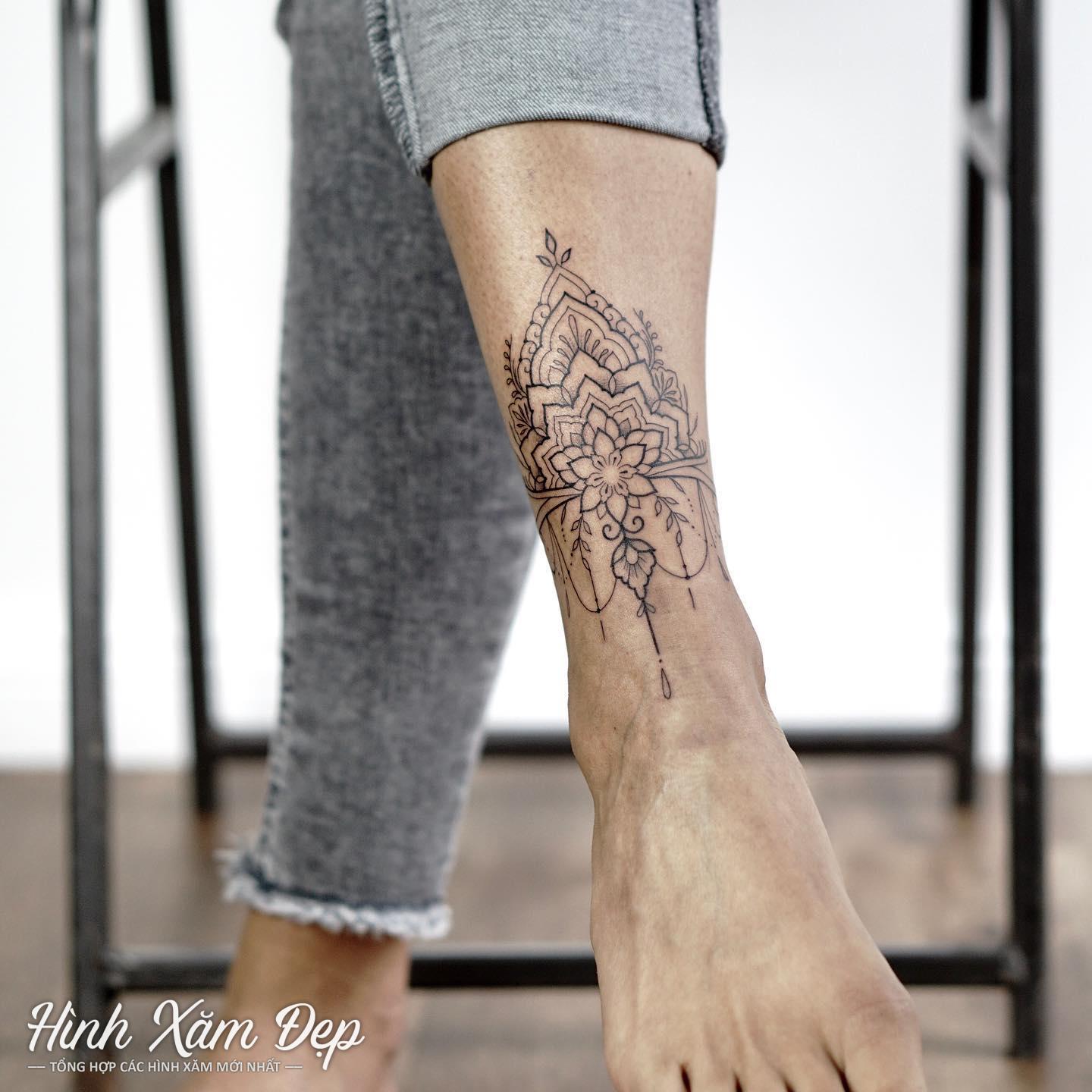 Hình xăm hoa văn cổ chân