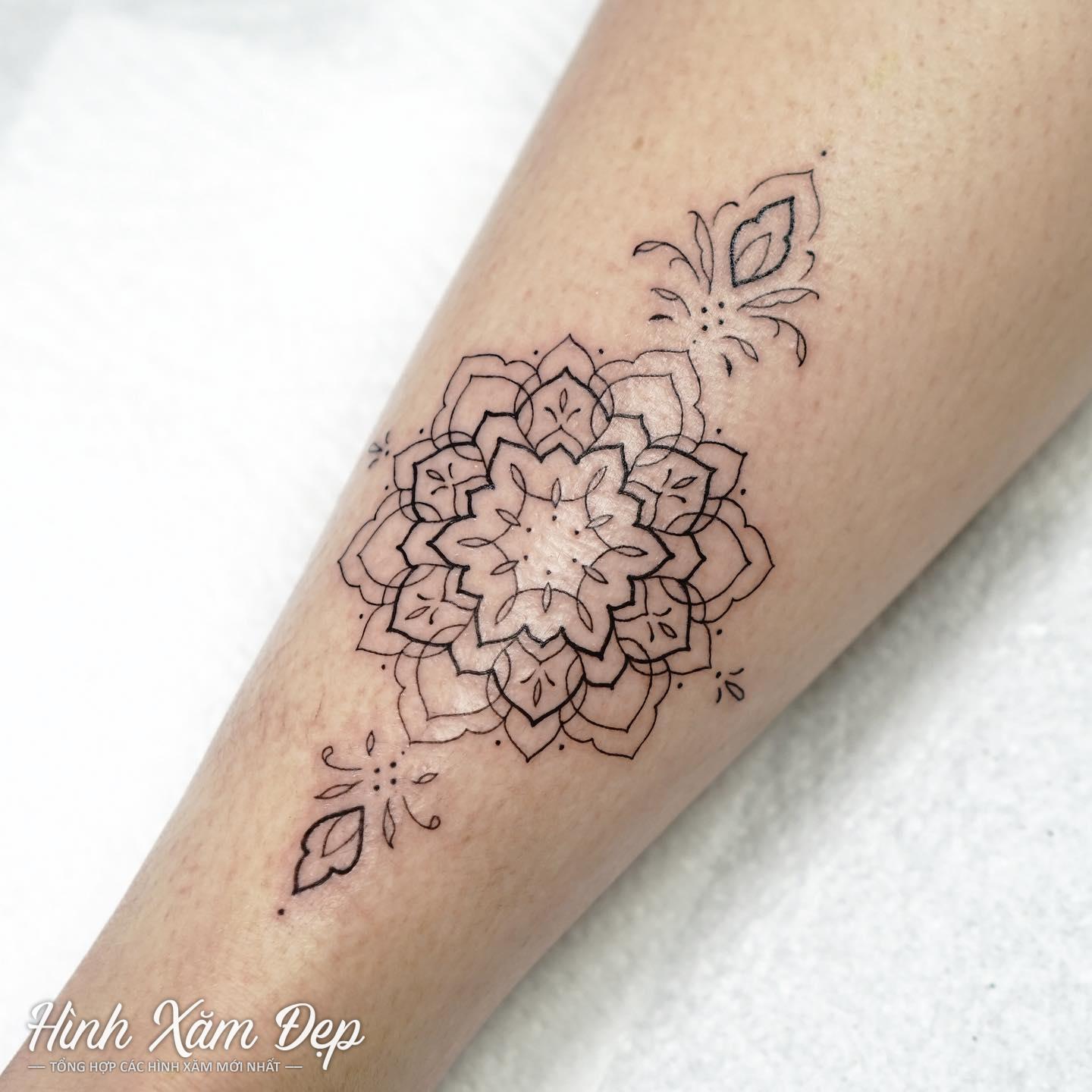 Hình xăm hoa văn mandala bắp chân sau