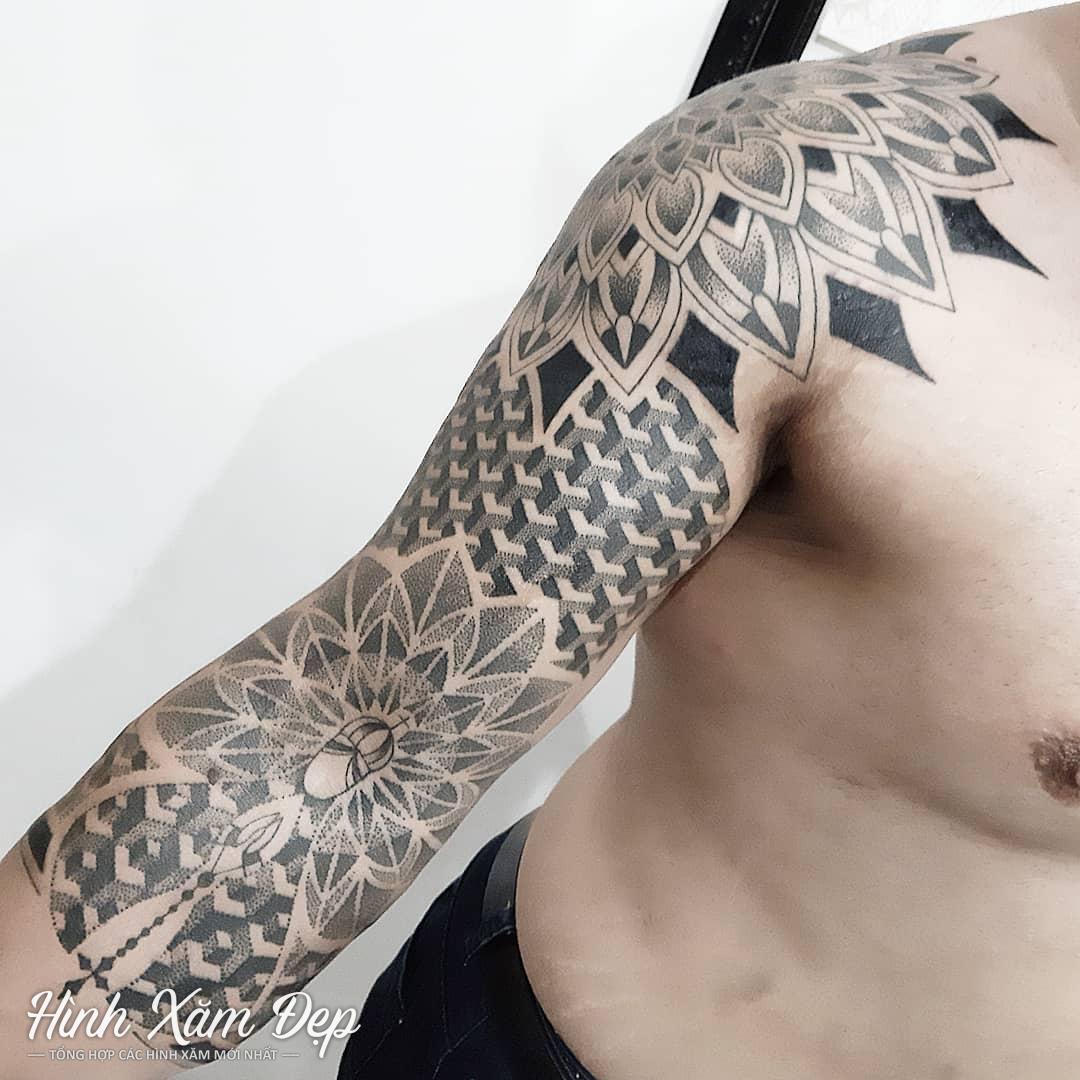 Hình xăm hoa văn mandala từ vai xuống cánh tay