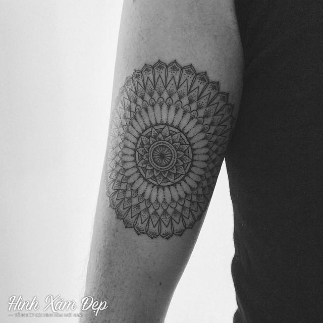 Hình xăm hoa văn maori bắp tay (2)
