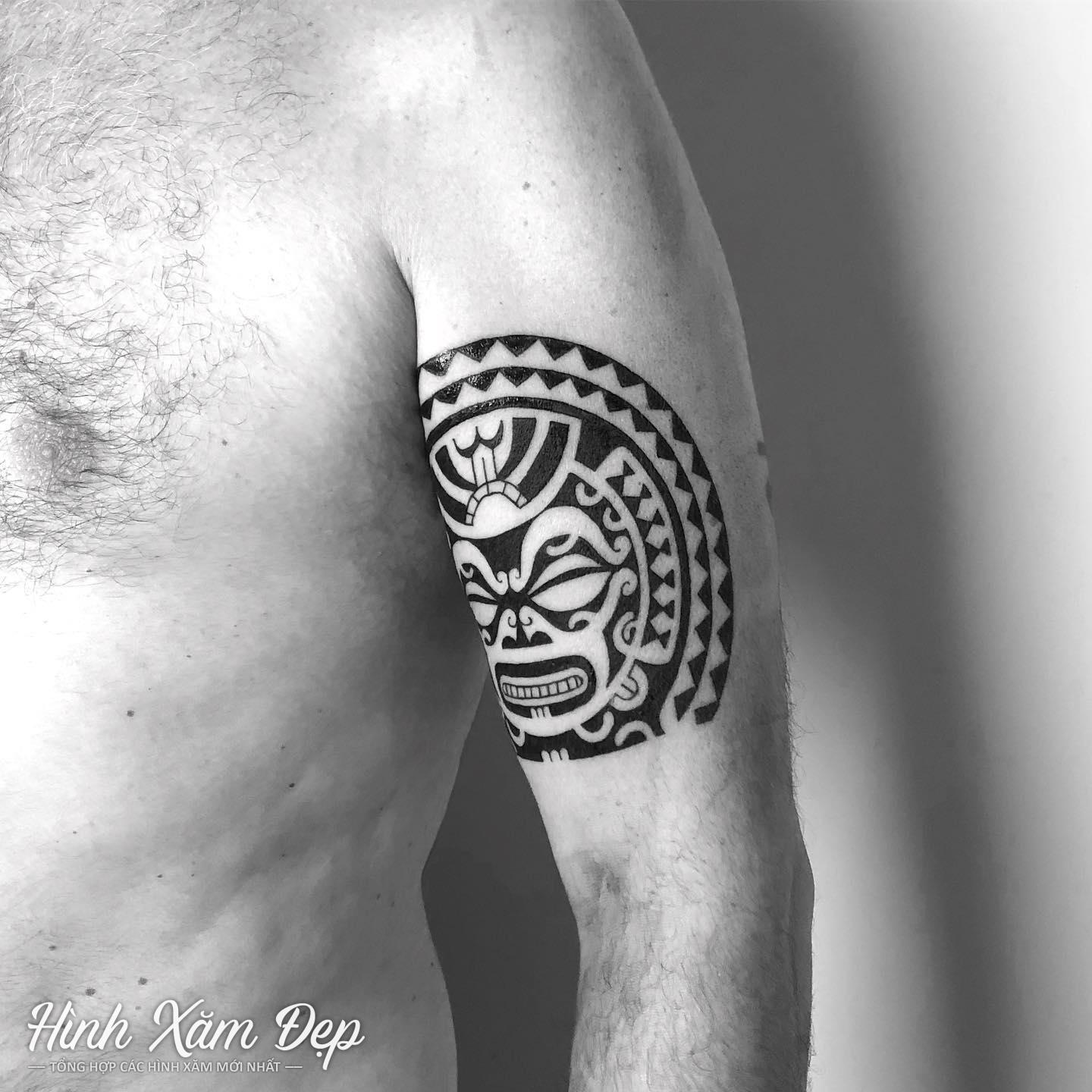 Hình xăm hoa văn maori bắp tay trong
