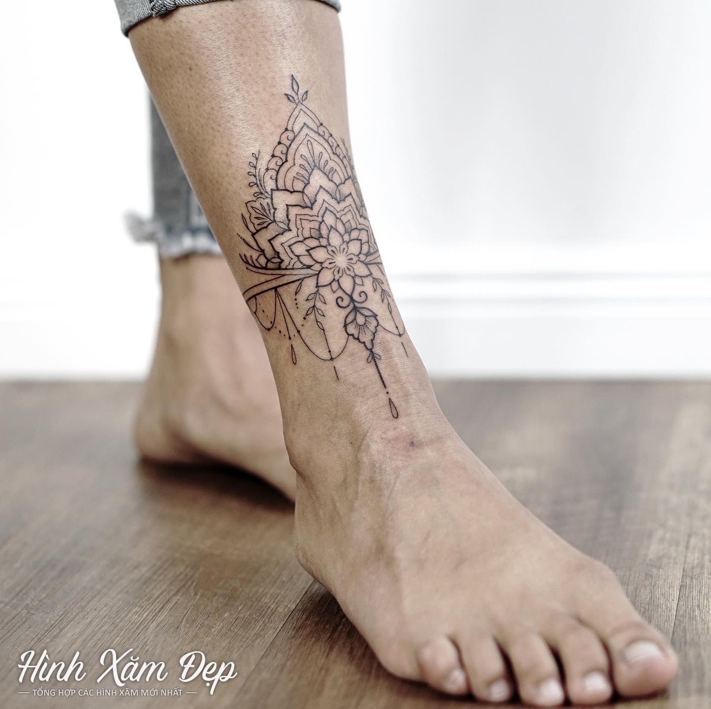 Hình xăm hoa văn maori cổ chân