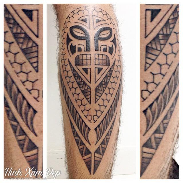 Hình xăm hoa văn maori dọc bắp chân