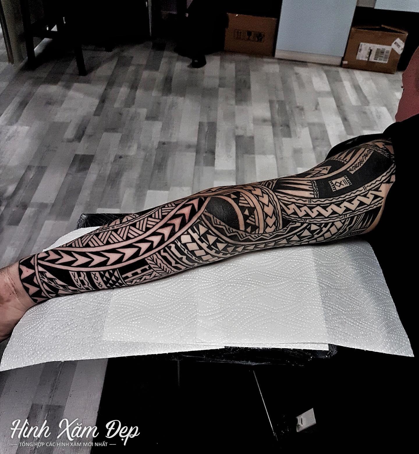 Hình xăm hoa văn maori full chân