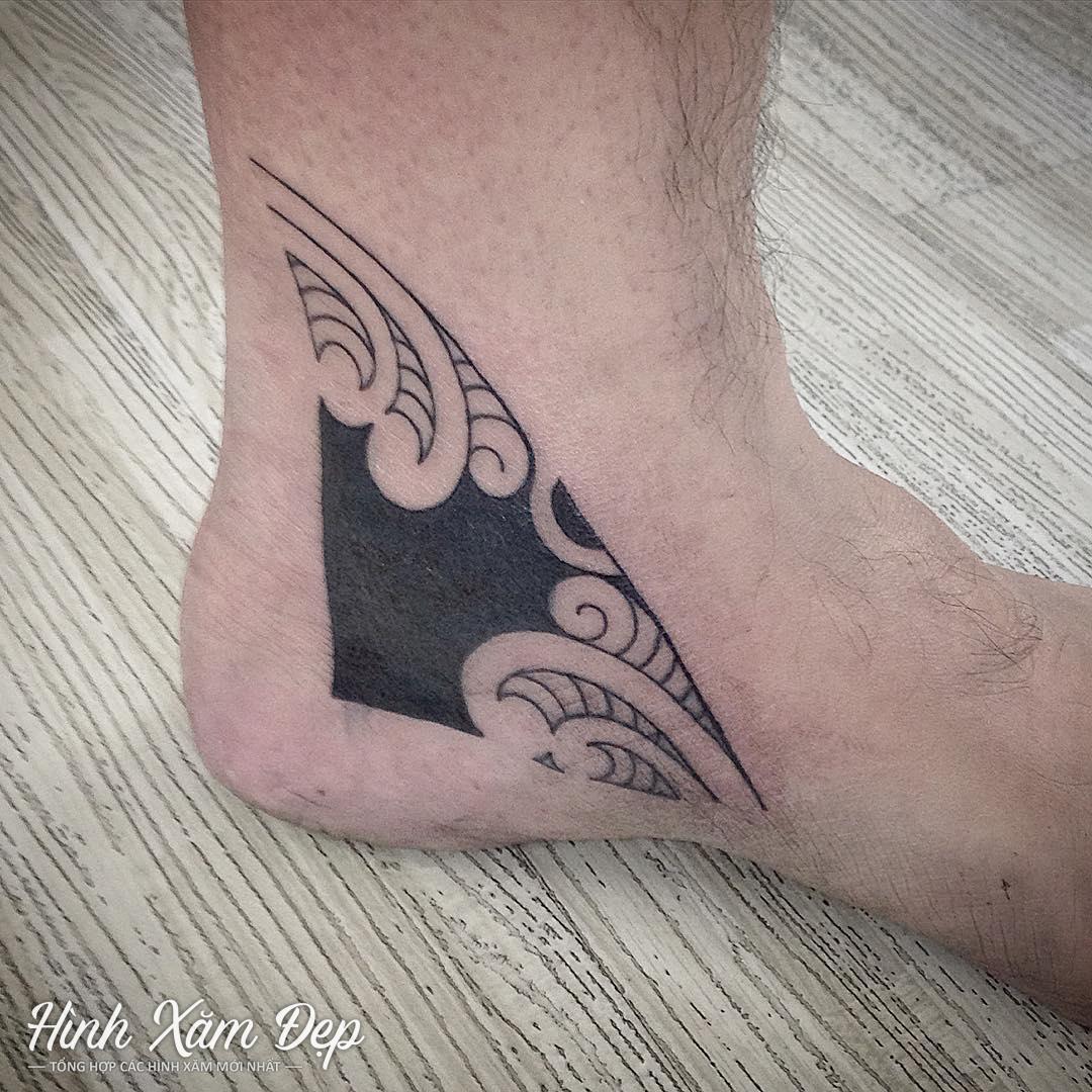 Hình xăm hoa văn maori gót chân