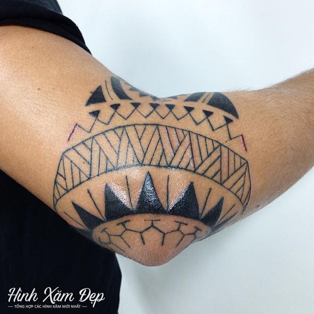 Hình xăm hoa văn maori khuỷa tay (3)