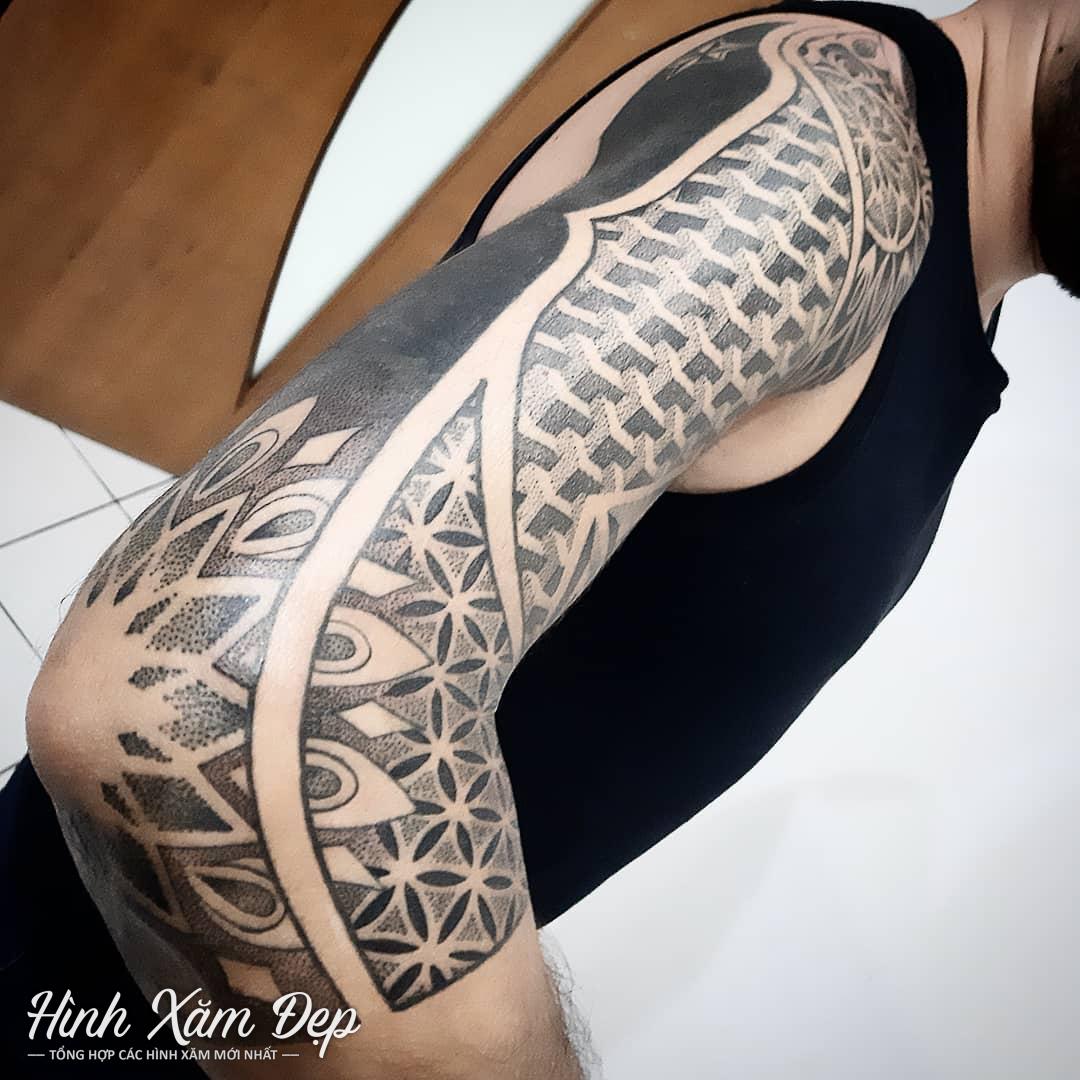 Hình xăm hoa văn maori kín tay