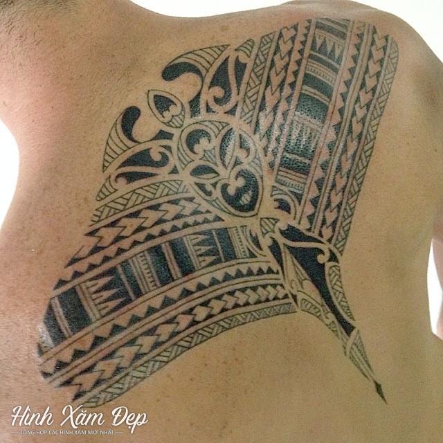 Hình xăm hoa văn maori mặt quỷ sau lưng