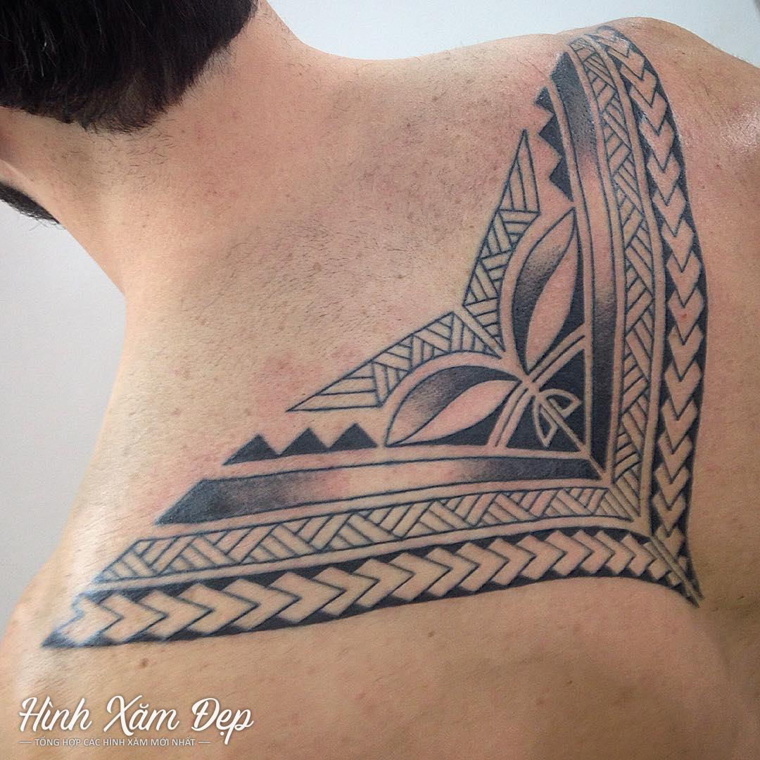 Hình xăm hoa văn maori sau lưng
