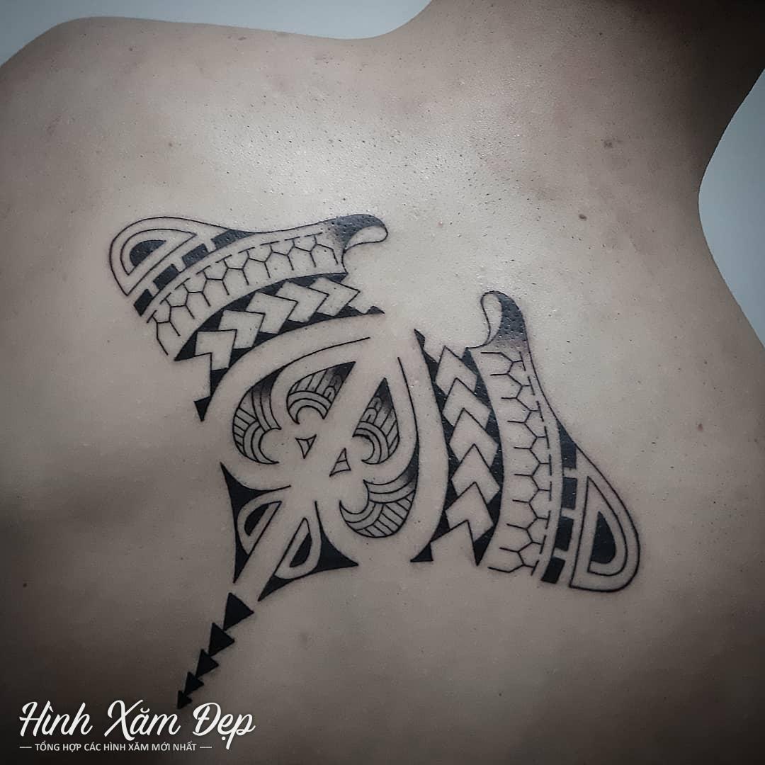 Hình xăm hoa văn maori sống lưng