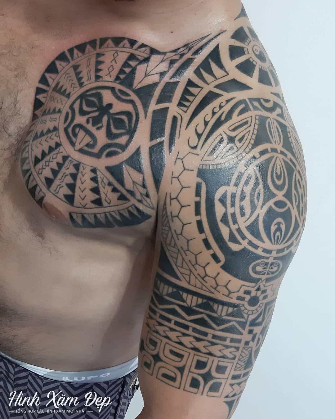 Hình xăm hoa văn maori từ tay sang ngực