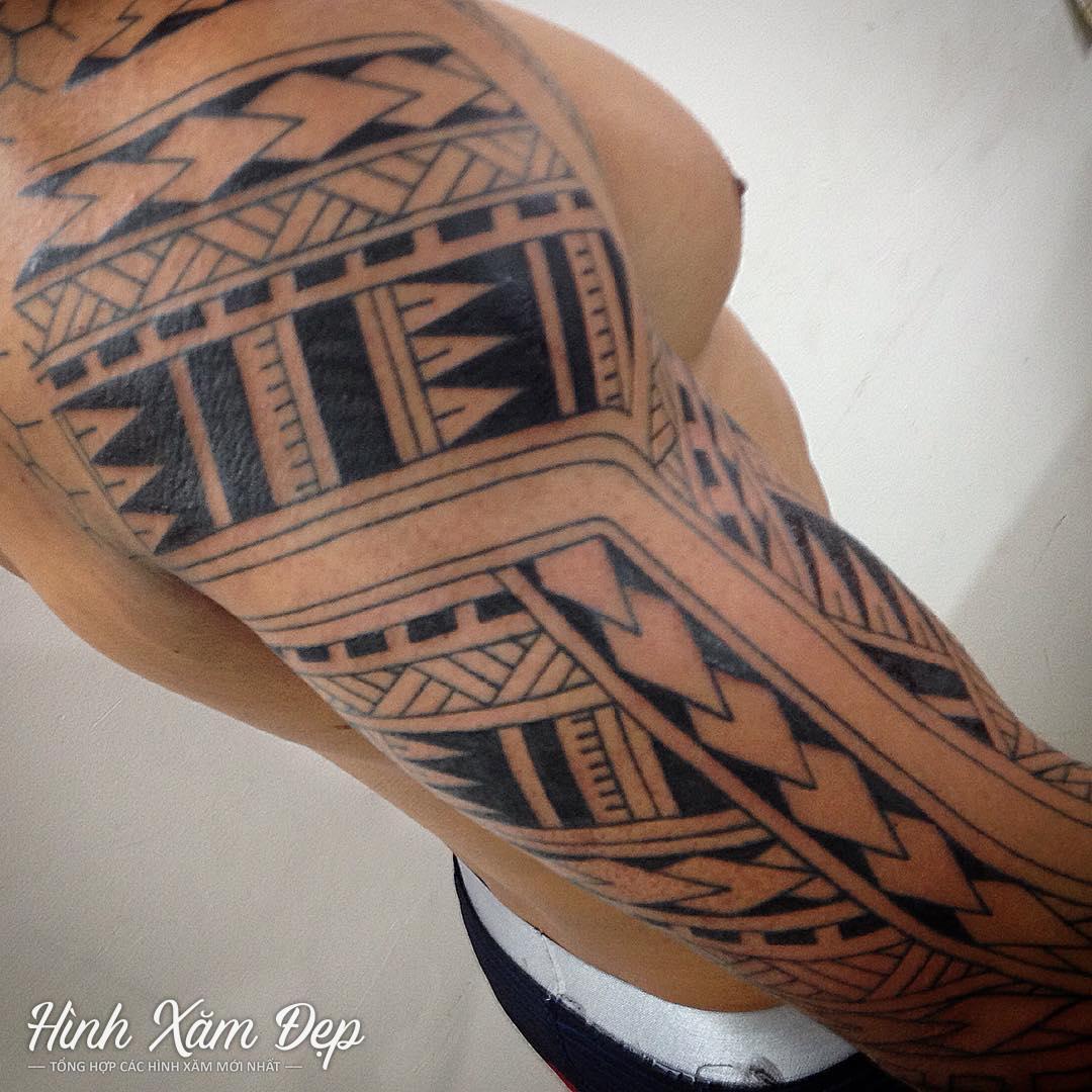 Hình xăm hoa văn maori từ vai xuống bắp tay