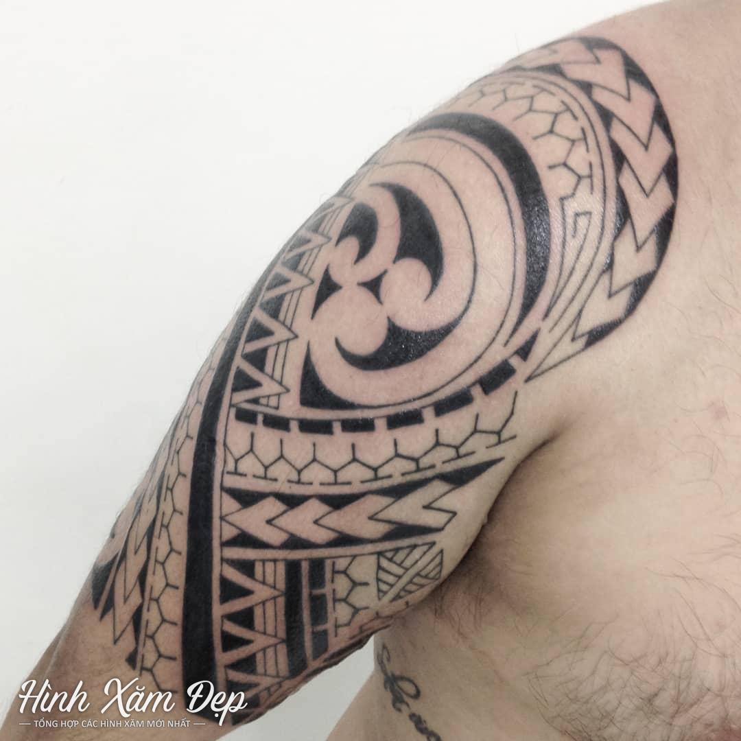 Hình xăm hoa văn maori vai xuống bắp tay (2)