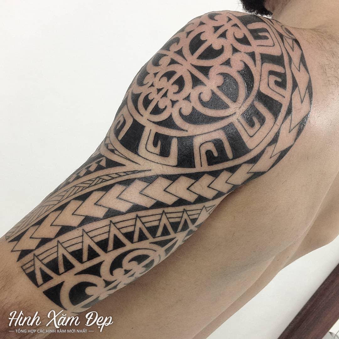 Hình xăm hoa văn maori vai xuống bắp tay