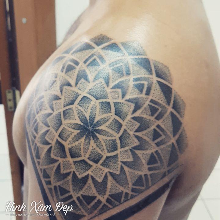 Hình xăm hoa văn ở vai