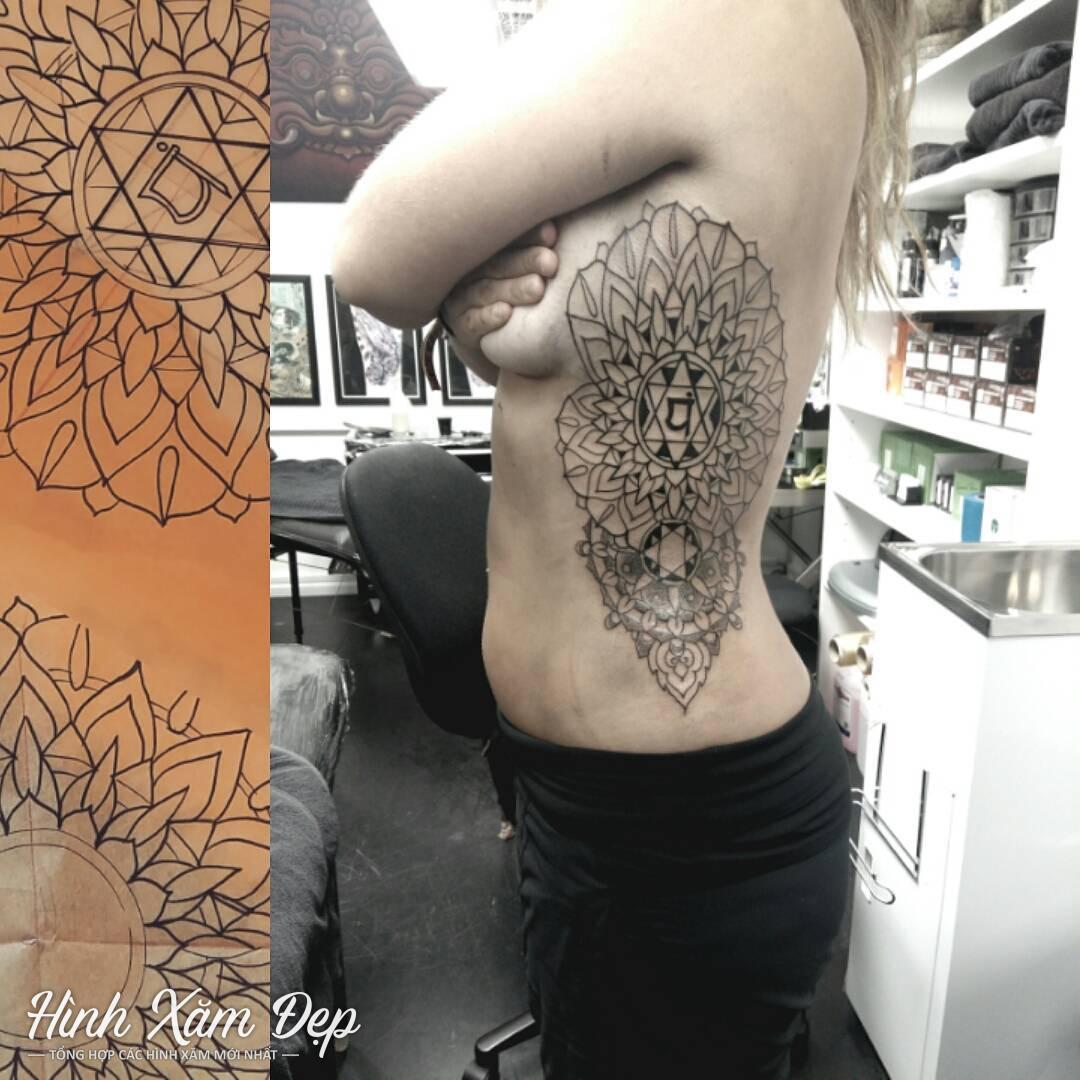Hình xăm hoa văn phần hông