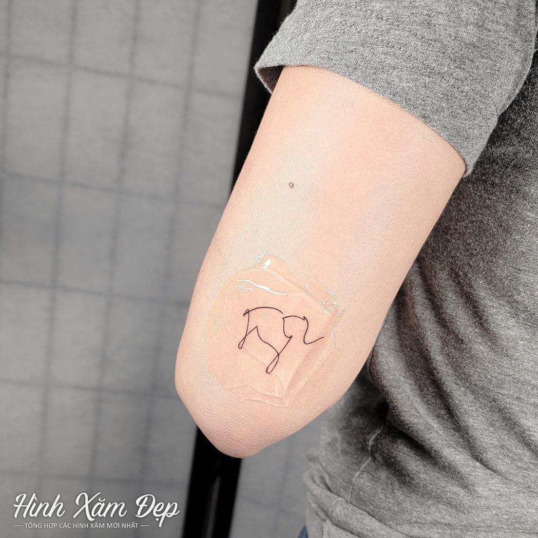 Hình xăm kí hiệu riêng mini sau bắp tay