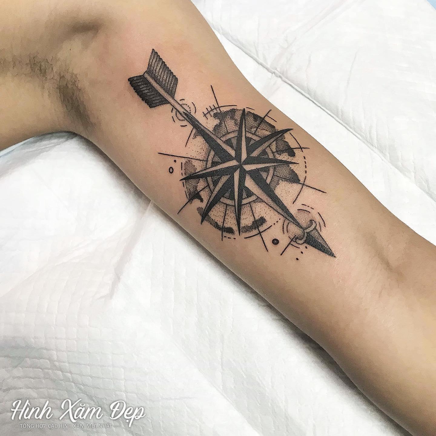 Hình xăm la bàn mũi tên bắp tay nam