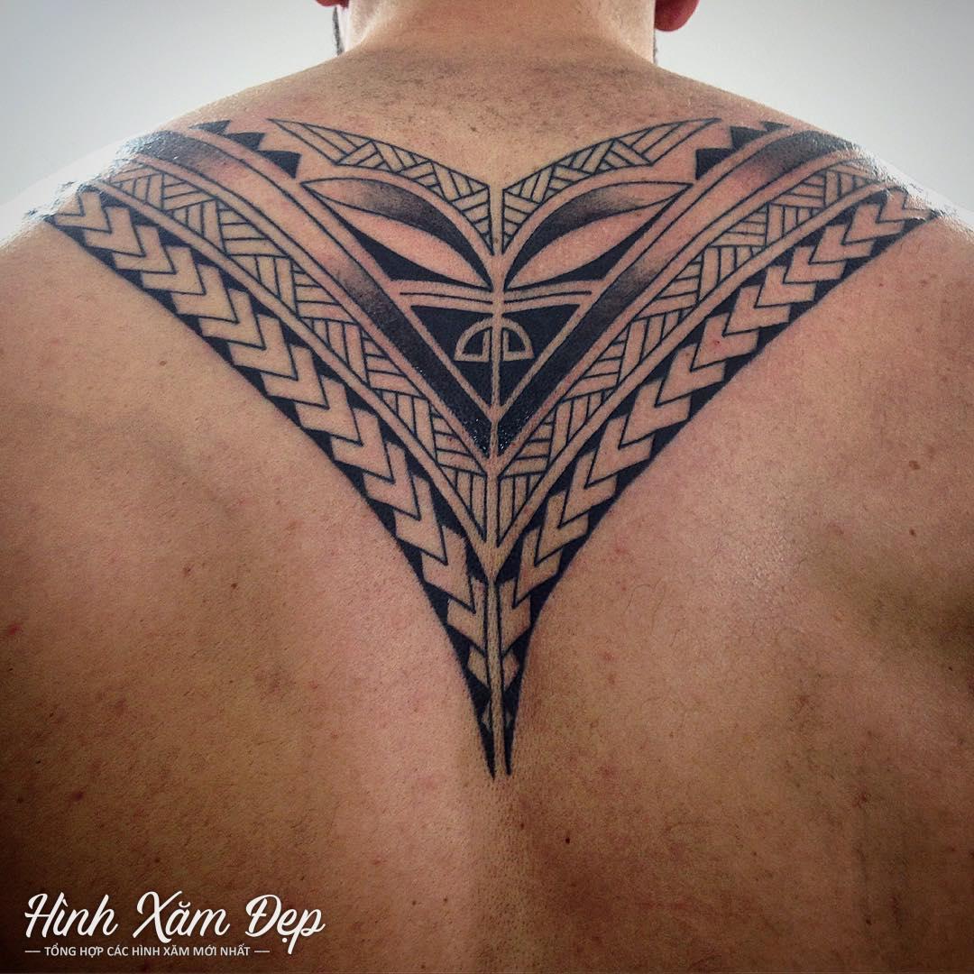 Hình xăm lưng hoa văn maori