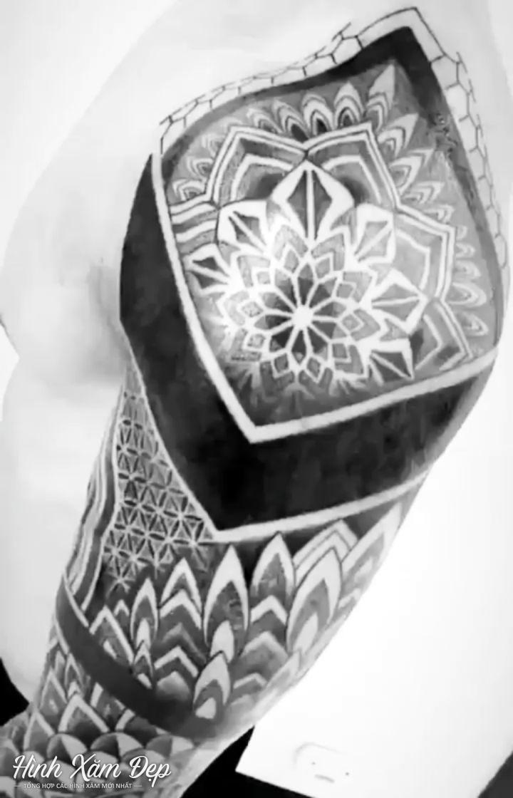 Hình xăm mandala bắp vai xuống tay