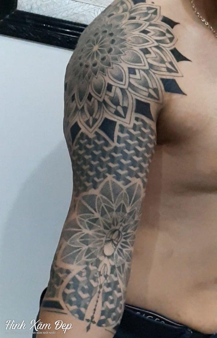 Hình xăm mandala kết hợp họa tiết full vai xuống tay