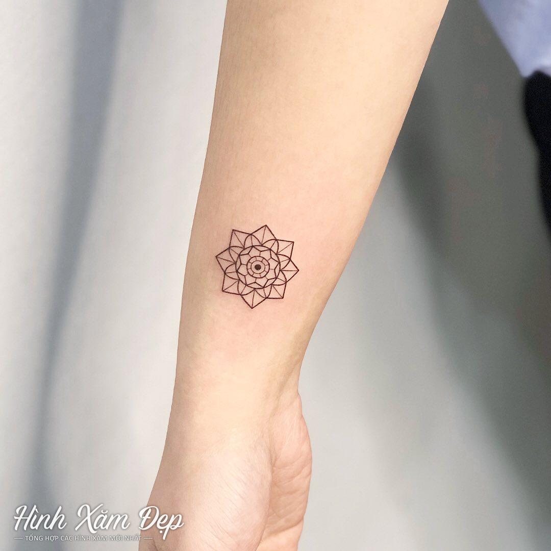Hình xăm mandala mini cánh tay