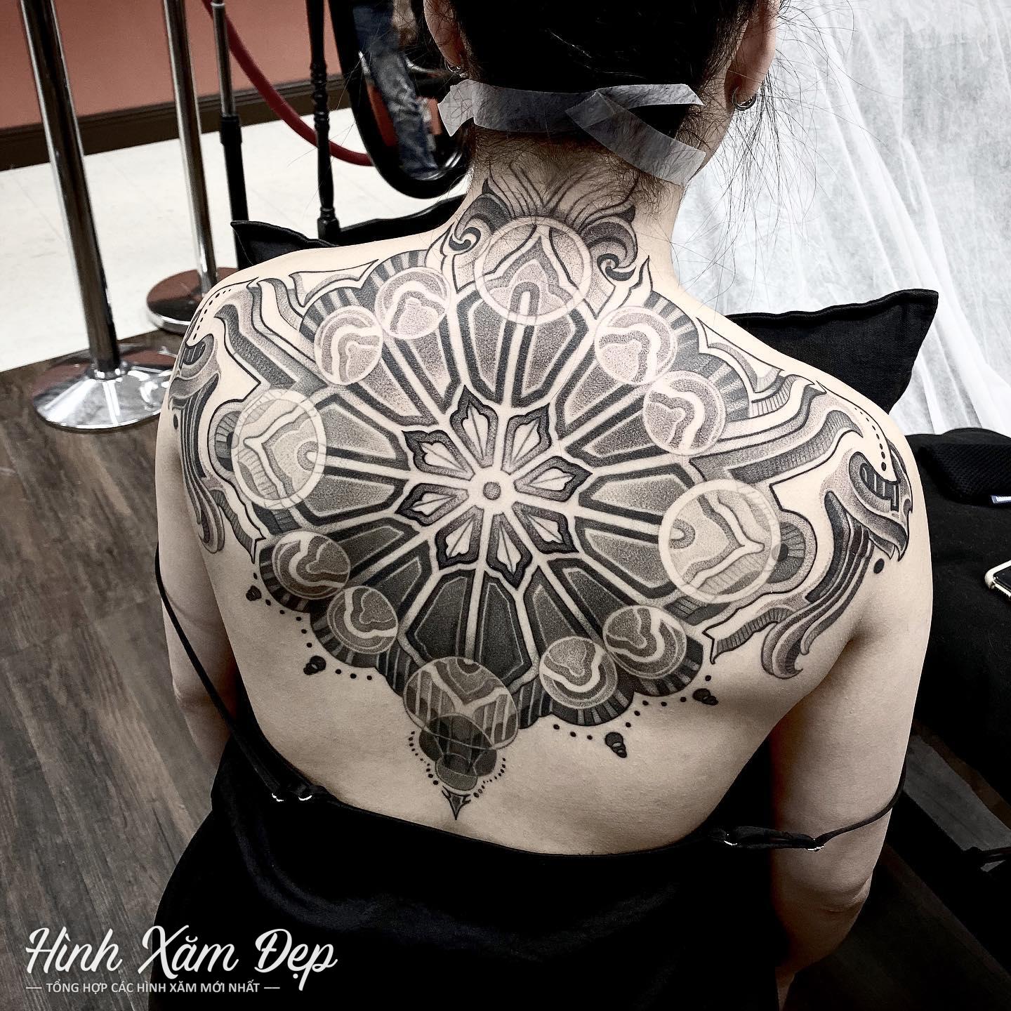 Hình xăm mandala nửa lưng cho nữ