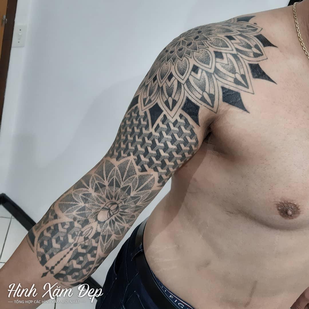 Hình xăm mandala vai xuống cánh tay