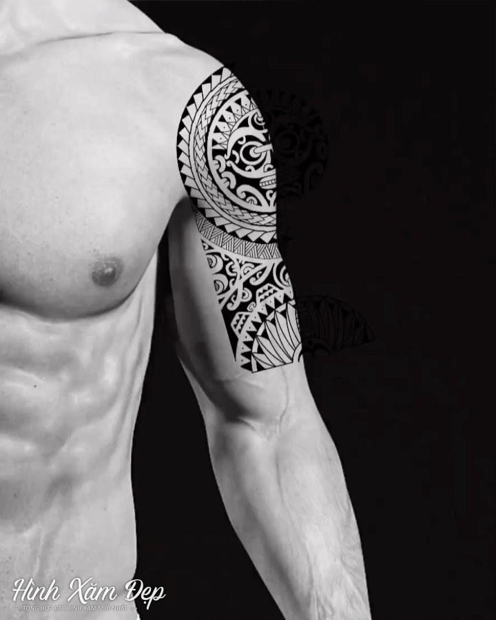 Hình xăm maori bắp tay nam