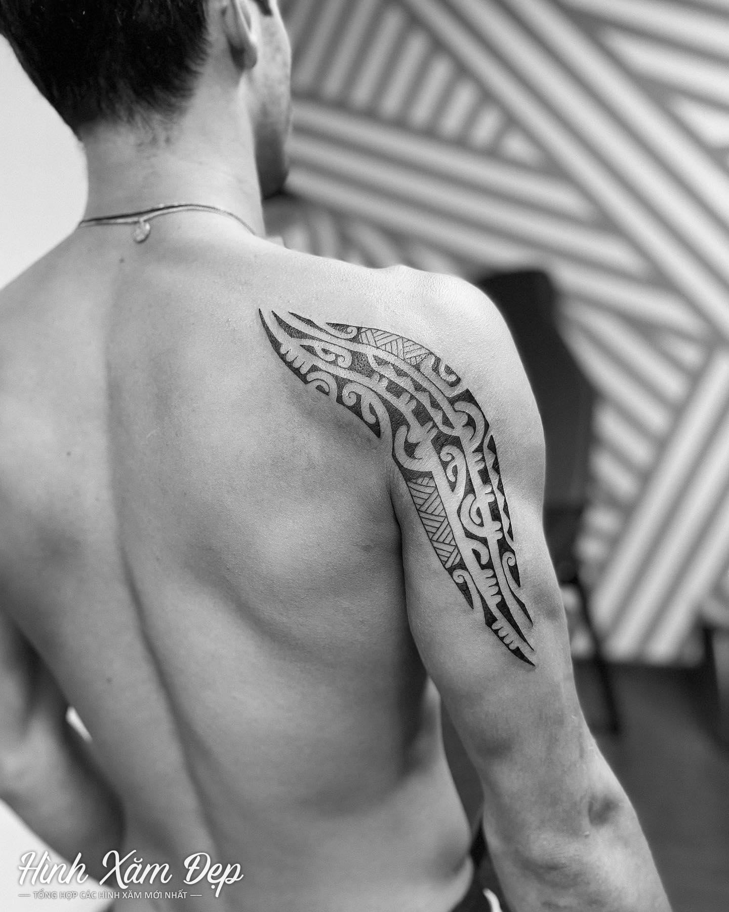 Hình xăm maori bắp tay sau