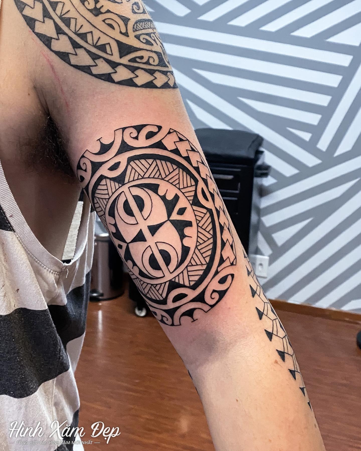 Hình xăm maori bắp tay trong