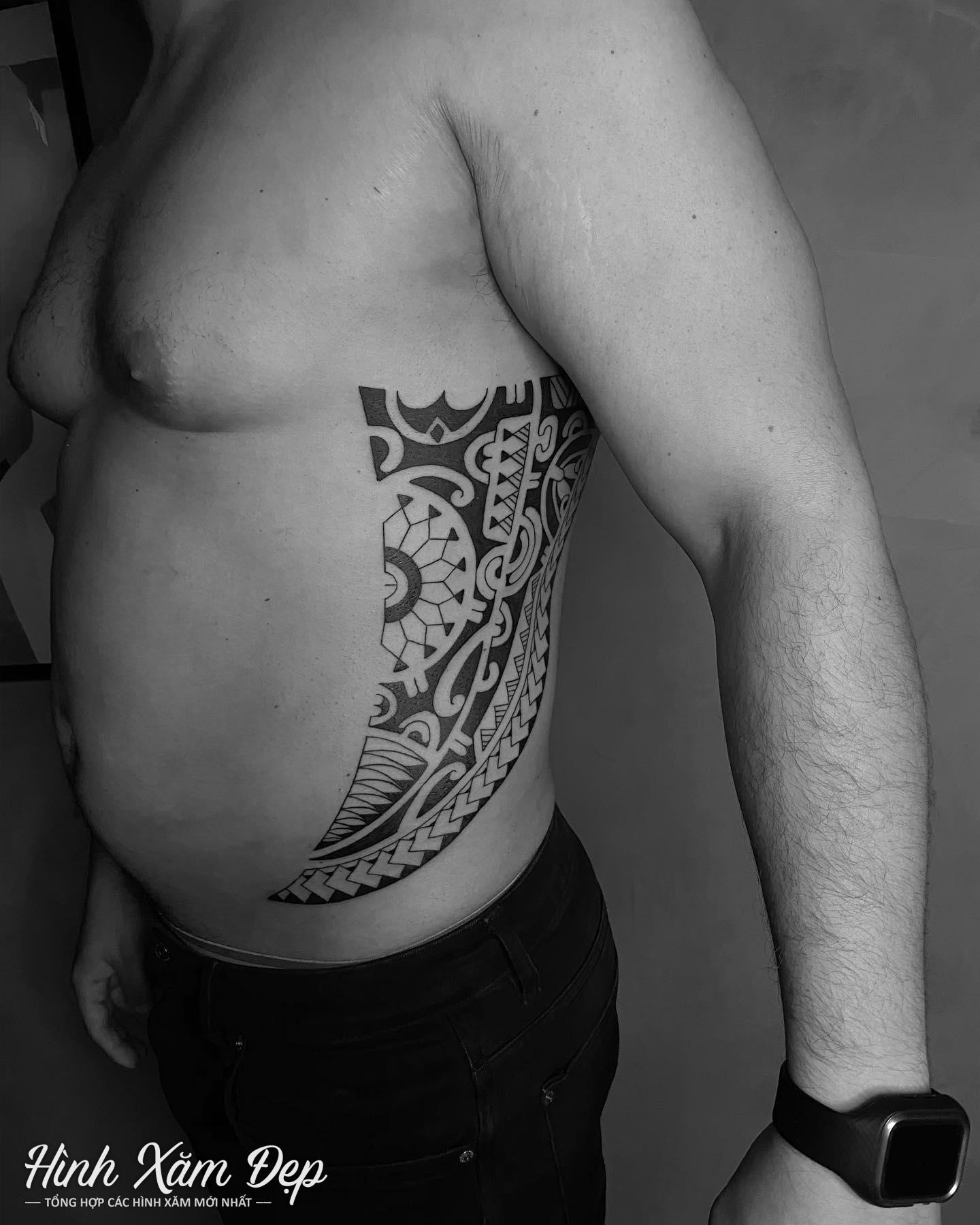 Hình xăm maori eo